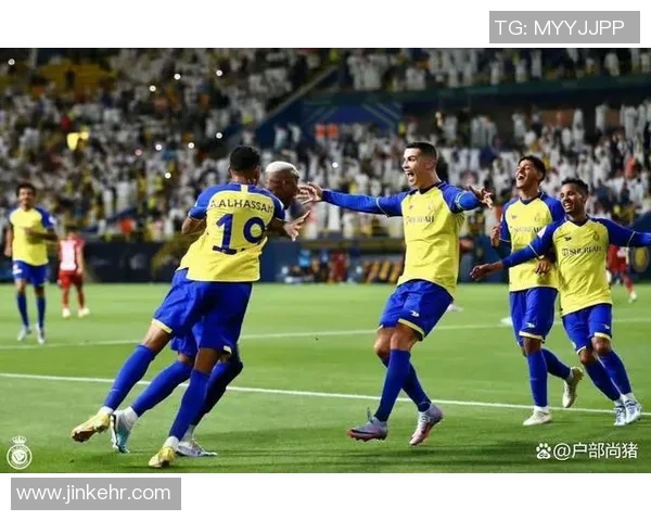 库里与足球明星的首次见面引发球迷热议两大运动巨星的交流瞬间 库里与足球明星的首次见面引发球迷热议两大运动巨星的交流瞬间