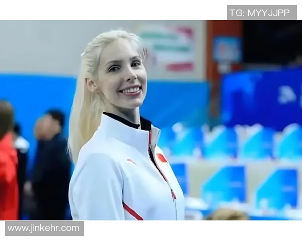 银色头发的足球明星女性展现独特魅力与实力引领新潮流