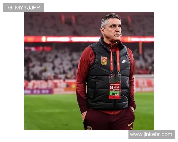 国足中华偷拍事件引发热议球迷与媒体的反思与讨论