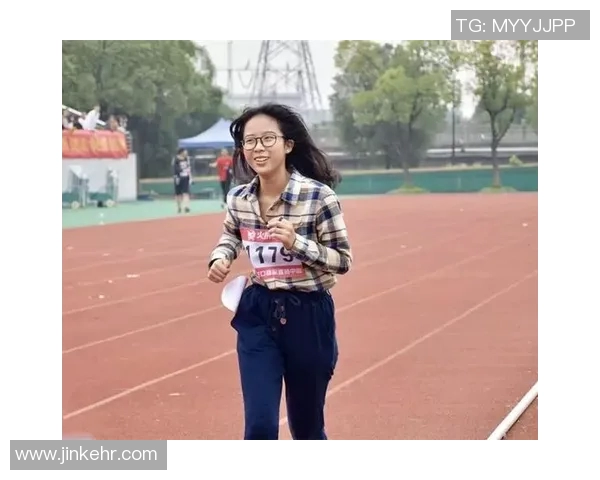 篮球场上的魅力与自信裸体女明星展现独特风采与运动之美